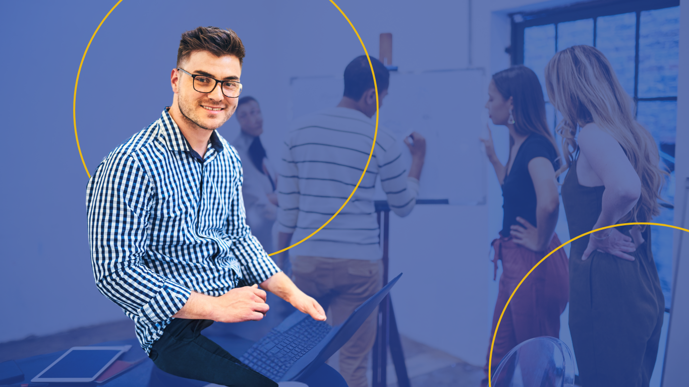 Homem com notebook sorrindo em destaque, com equipe ao fundo discutindo em frente a um quadro branco, em ambiente de escritório. Elementos visuais circulares da identidade visual da Kont4You.