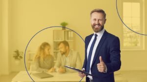 Corretor de imóveis sorridente segurando uma prancheta, simbolizando confiança e organização na contabilidade para corretores.